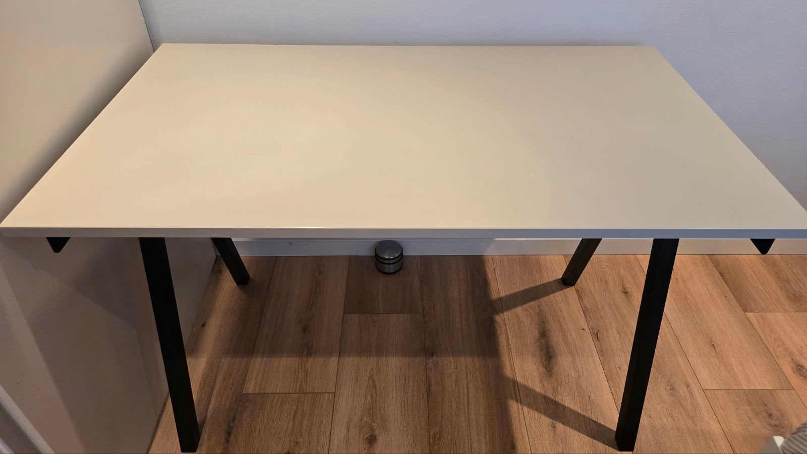 IKEA Trotten bureau/tafel - Wit met zwart onderstel, Ophalen, 100 tot 150 cm, Modern, Scandinavisch, Tot twee personen