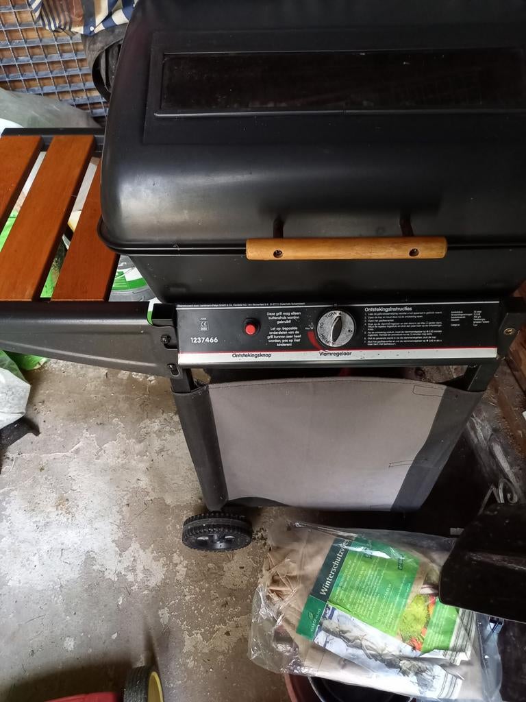 Mooie gasbarbecue met lavastenen, Ophalen, Gebruikt, Onbekend