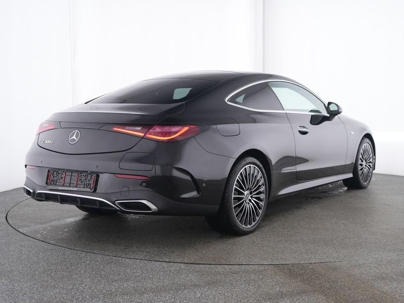 Mercedes-Benz CLE Coupé 300 e AMG Plug-In Hybride | Panoram, Auto's, Mercedes-Benz, Automaat, 12 maanden, Zwart, 4 cilinders