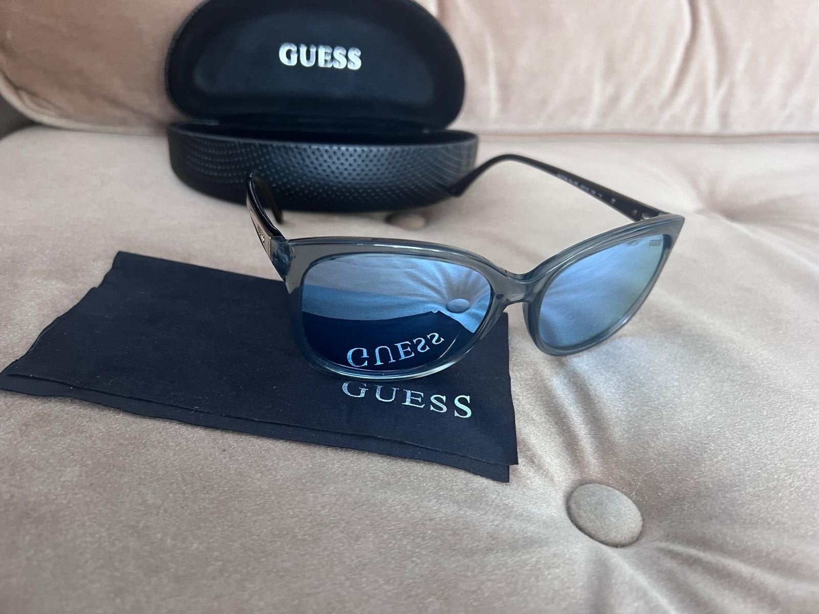 Dames Guess zonnebril met koker en schoonmaakdoekje, Sieraden, Tassen en Uiterlijk, Overige merken, Zonnebril, Ophalen of Verzenden