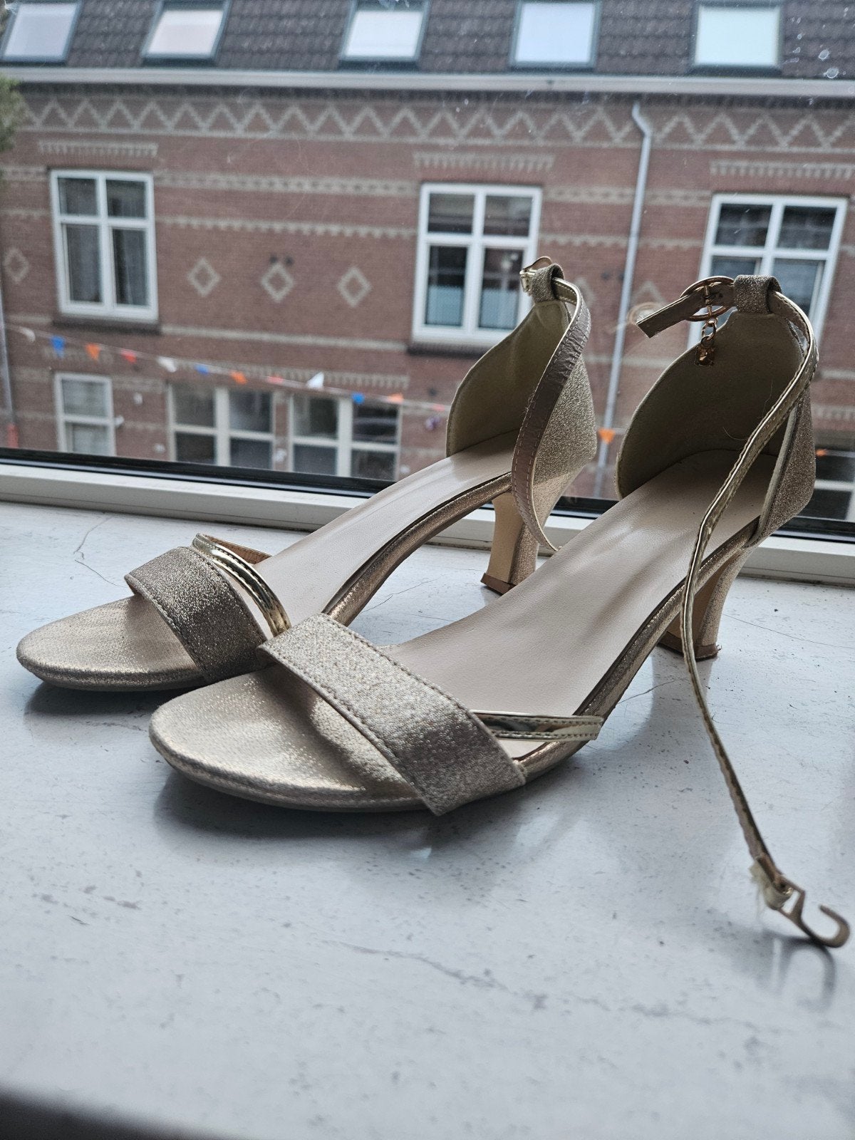 Gouden glitter sandalen met hak, Kleding | Dames, Schoenen, Zo goed als nieuw, Sandalen of Muiltjes, Overige kleuren, Ophalen of Verzenden