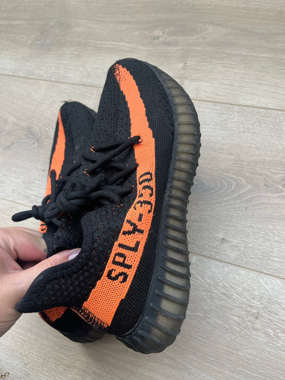 Yeezy Boost 350 V2 Zwart Oranje Maat 37, Zwart, Ophalen of Verzenden, Sneakers of Gympen, Gedragen