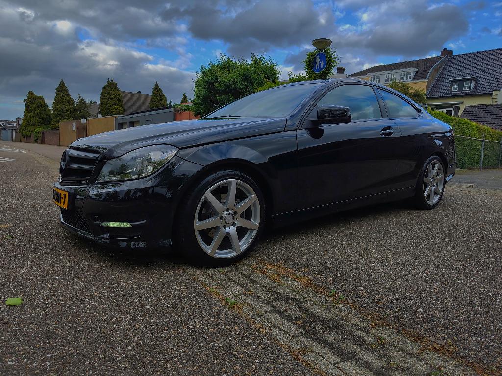Mercedes C180 Coupé AMG Line  2012 original (NL), 745 kg, Achterwielaandrijving, 1800 kg, Zwart