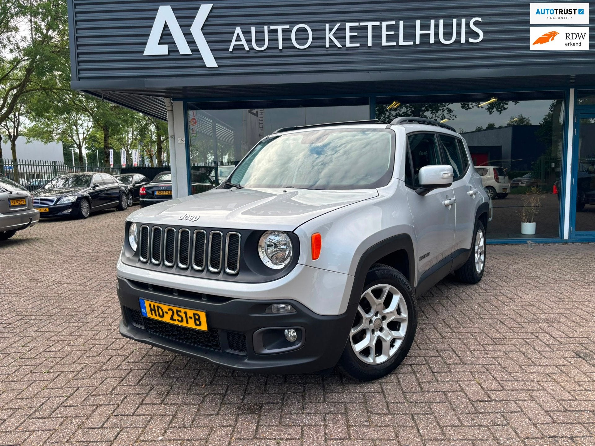 Jeep Renegade 1.4 MultiAir Freedom|Pano|PDC|Keyless|Dealer o, Voorwielaandrijving, Stof, Gebruikt, 4 cilinders