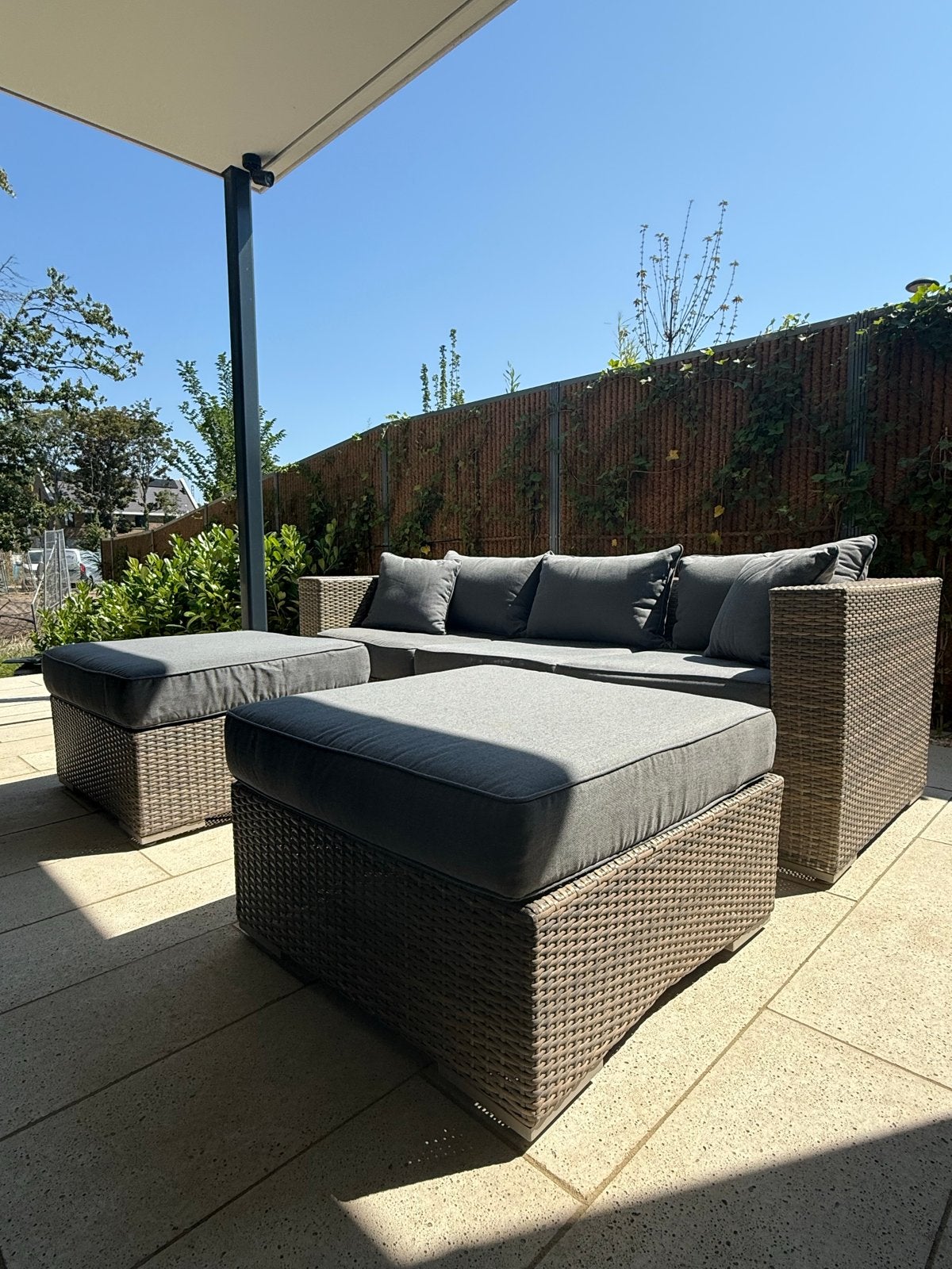 Praxis Julieta Wicker Loungeset met Kussens en 2 Hockers, Tuin en Terras, Tuinsets en Loungesets, Ophalen, Gebruikt, 3 zitplaatsen