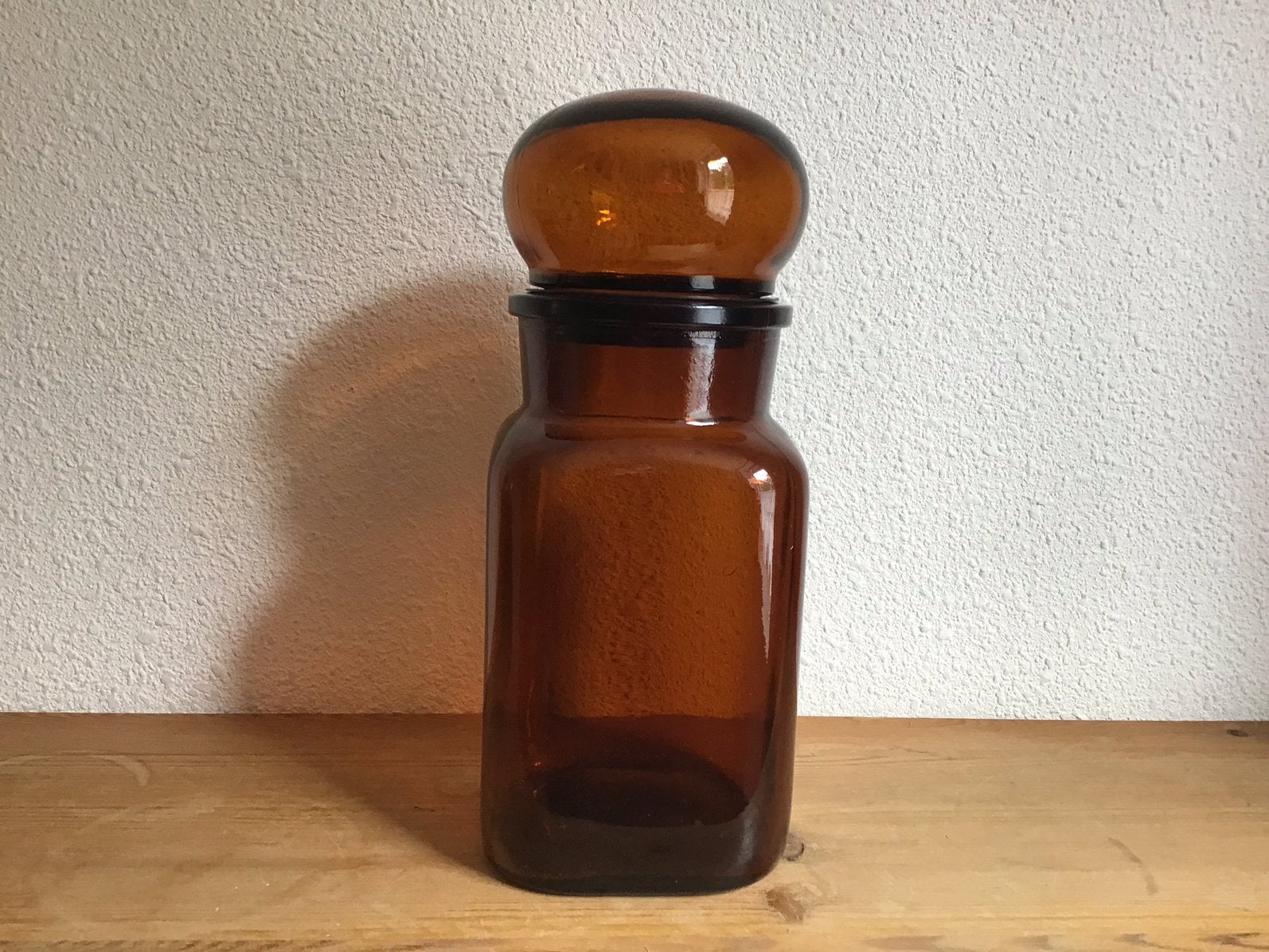 Bruine glazen apothekerspot met boldeksel. ‘70., Verzamelen, Retro, Ophalen of Verzenden, Huis en Inrichting