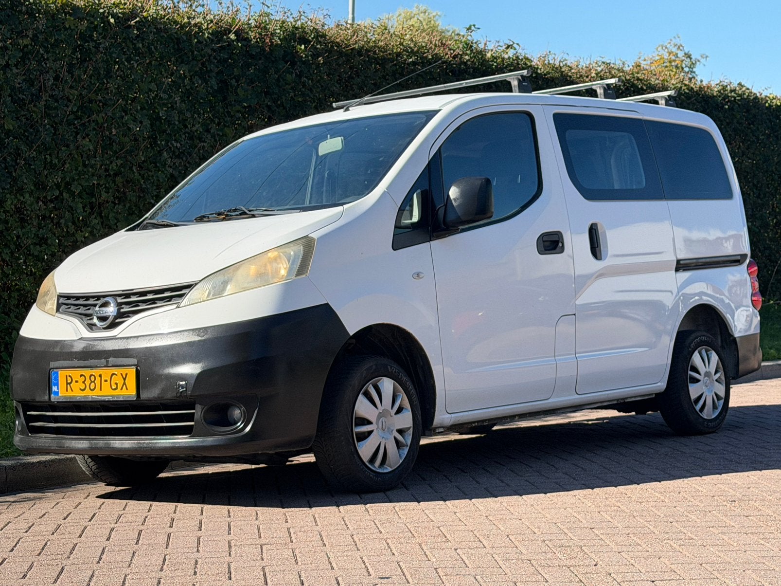 Nissan NV200 1.6 BENZINE | NIEUWE APK | AIRCO | TREKHAAK, Auto's, Voorwielaandrijving, Dealer onderhouden, Stof, Zwart