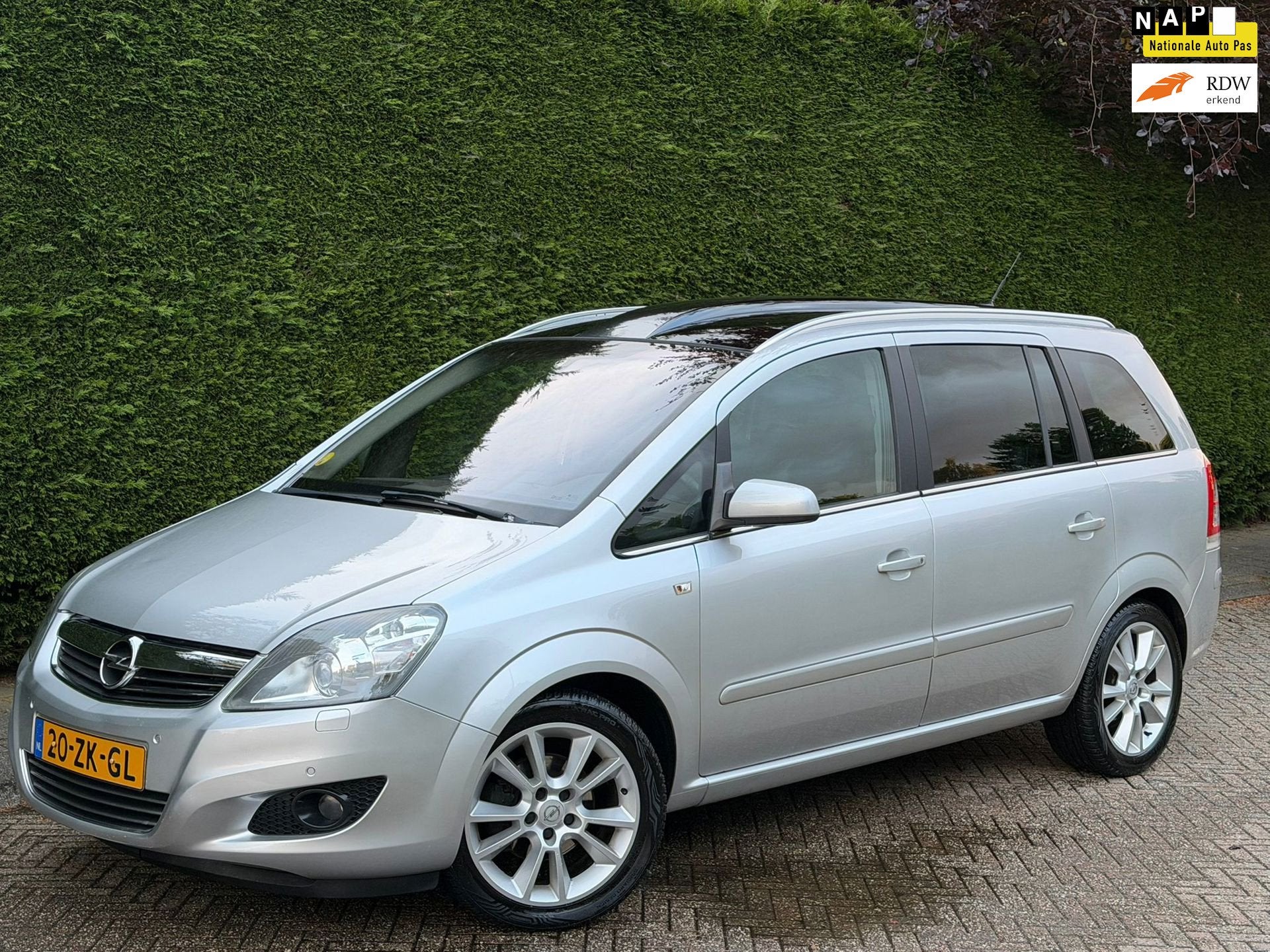 Opel Zafira 1.8 Cosmo /AUTOMAAT/7PERS/XENON/GLAZENDAK/RIJDTN, Auto's, Gebruikt, 4 cilinders, Zafira, 750 kg