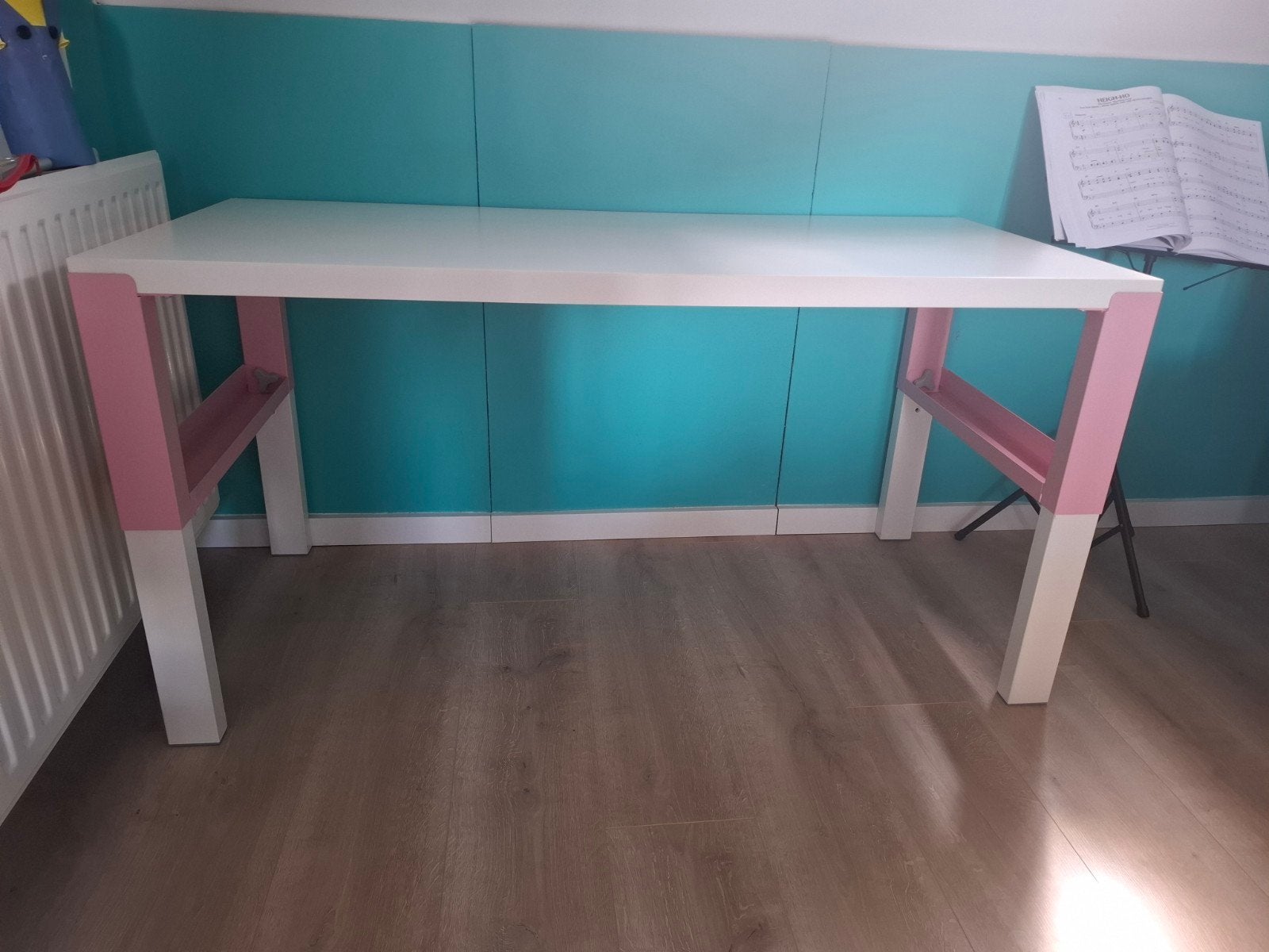 IKEA PÅHL bureau in de kleur wit/roze, Huis en Inrichting, Gebruikt, Hout, 128 cm, Kinderbureau
