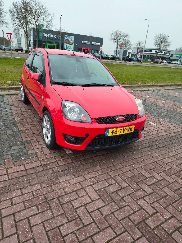 Ford Fiësta 1.6 16V 3DR 2007 Rood, Auto's, Voorwielaandrijving, 1596 cc, 15 km/l, 40 €/maand