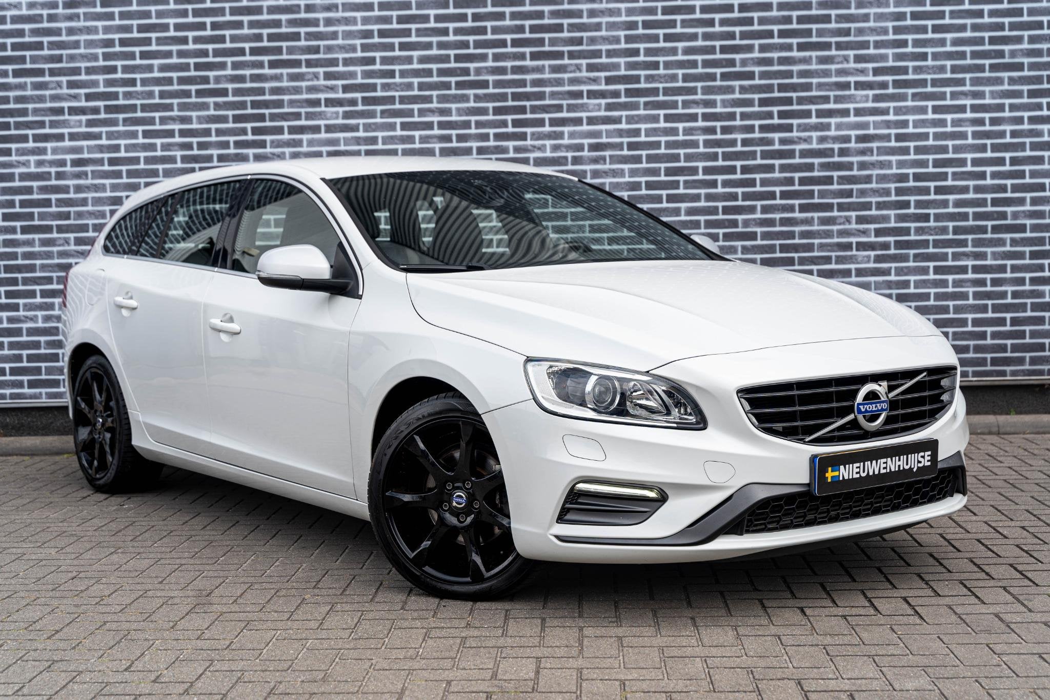 Volvo V60 2.0 D3 Nordic+ Sport | R-Design | Trekhaak | Bi-Xe, Auto's, 12 maanden, Gebruikt, 4 cilinders, Wit
