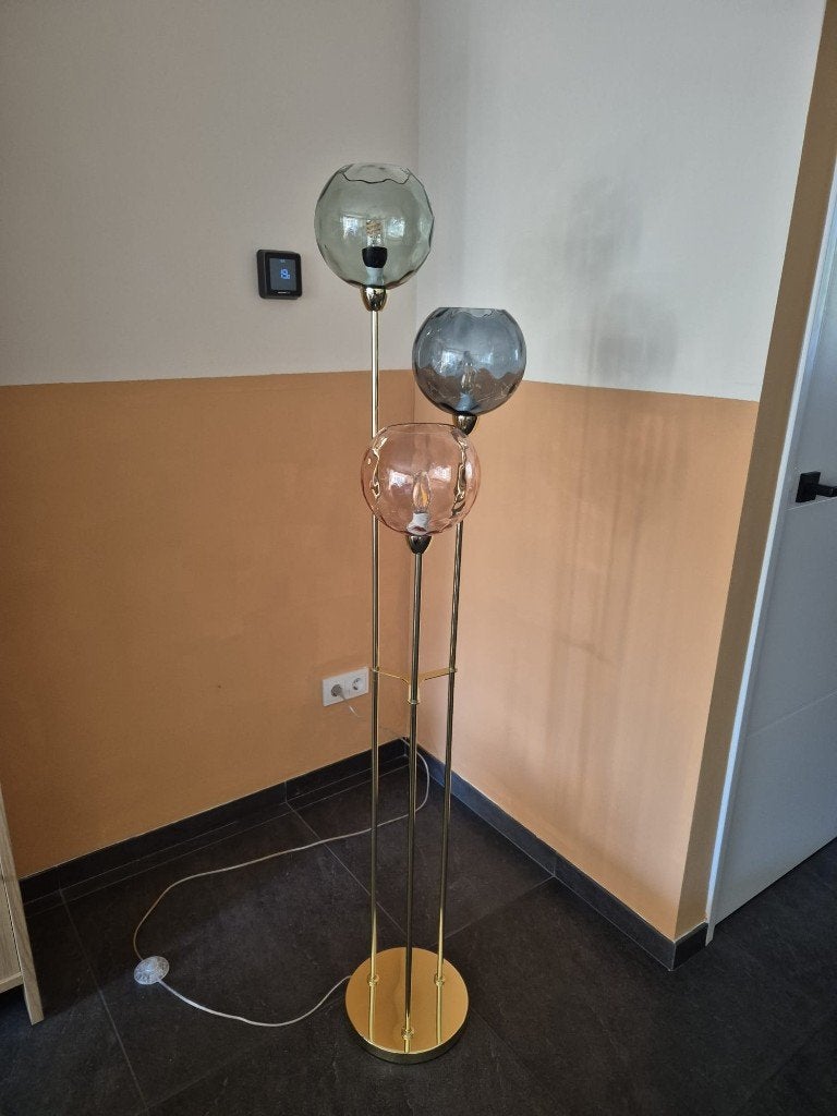 Ilaria vloerlamp – 3 gekleurde glazen bollen – messing, Ophalen of Verzenden, Gebruikt, E14 (klein), Led-lamp