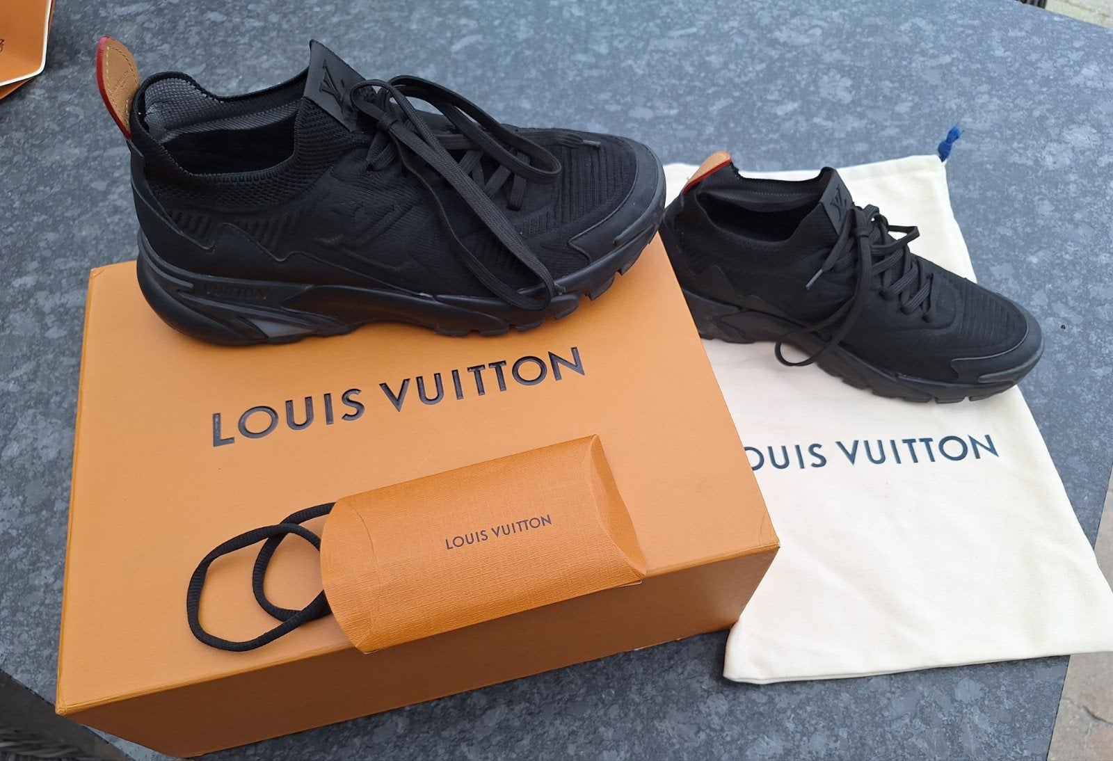 Namaak Louis Vuitton Sneakers - Zwart, Zwart, Sneakers of Gympen, Gedragen, Louis Vuitton (namaak)
