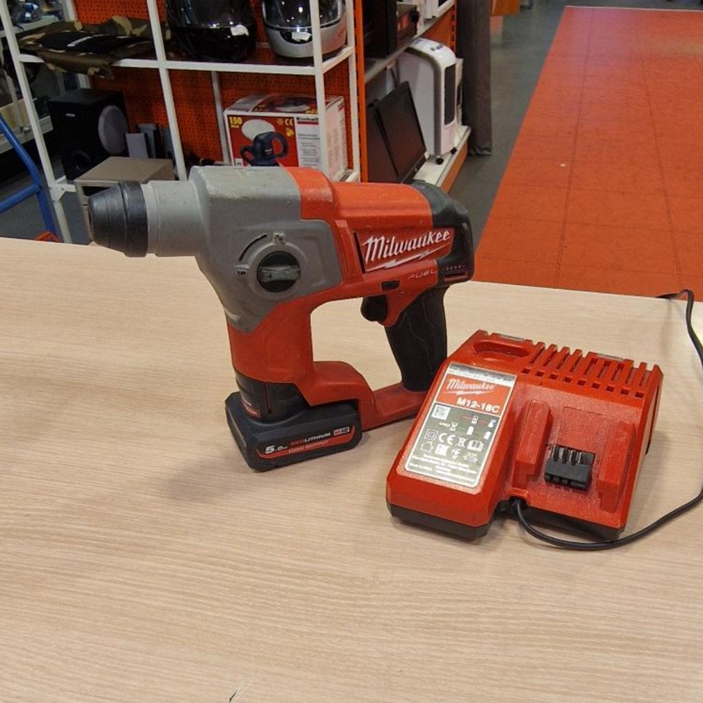 Milwaukee M12 CH-0 accu-SDS-plus boorhamer + accu + lader, Milwaukee, Gebruikt, Support@milwaukee.com, Milwaukee Electric Tool Corporation, 13135 W. 
Lisbon Road, Brookfield, WI 53005
USA