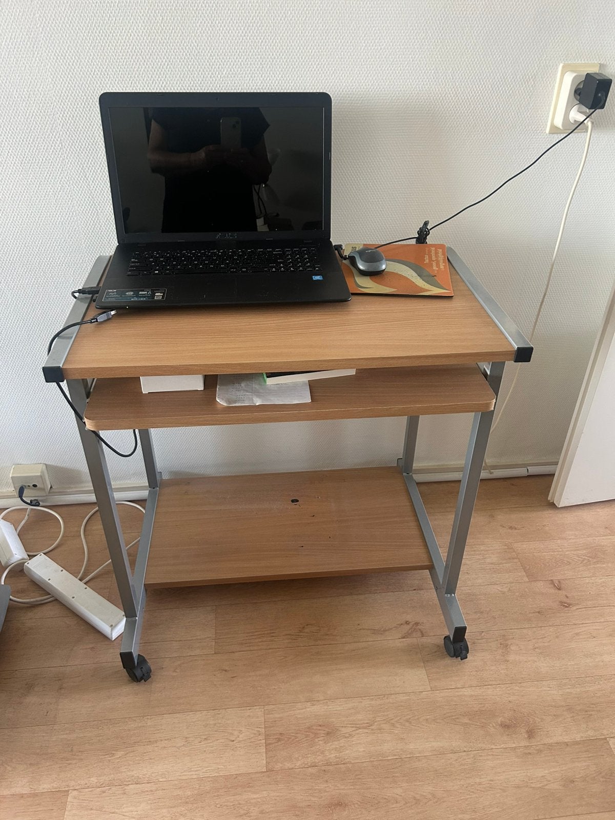 Computer tafeltje, Ophalen, Zo goed als nieuw, 70 tot 120 cm