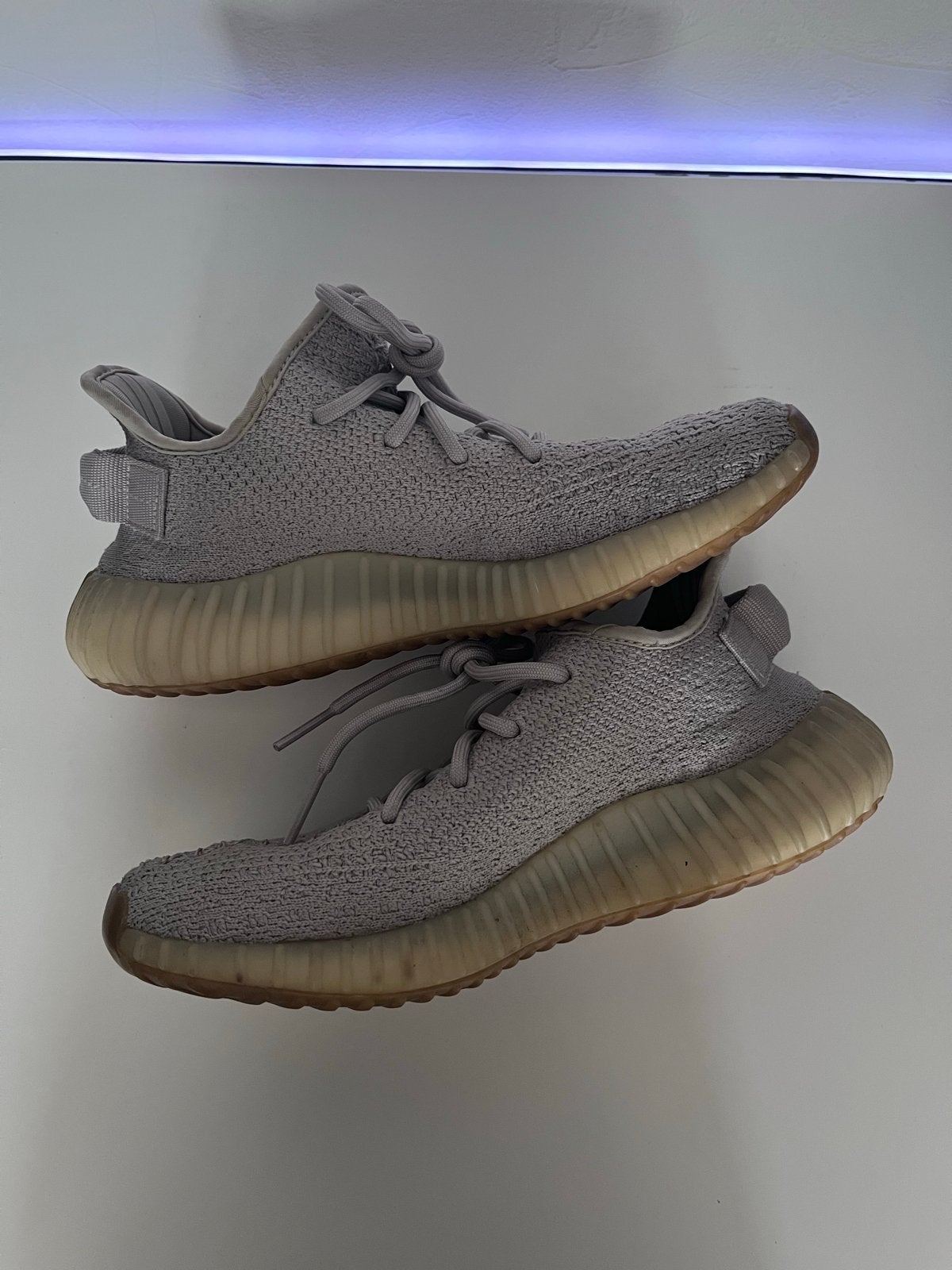 Adidas Yeezy Boost 350 V2 - Sesame, Ophalen of Verzenden, Sneakers of Gympen, Grijs, Gedragen