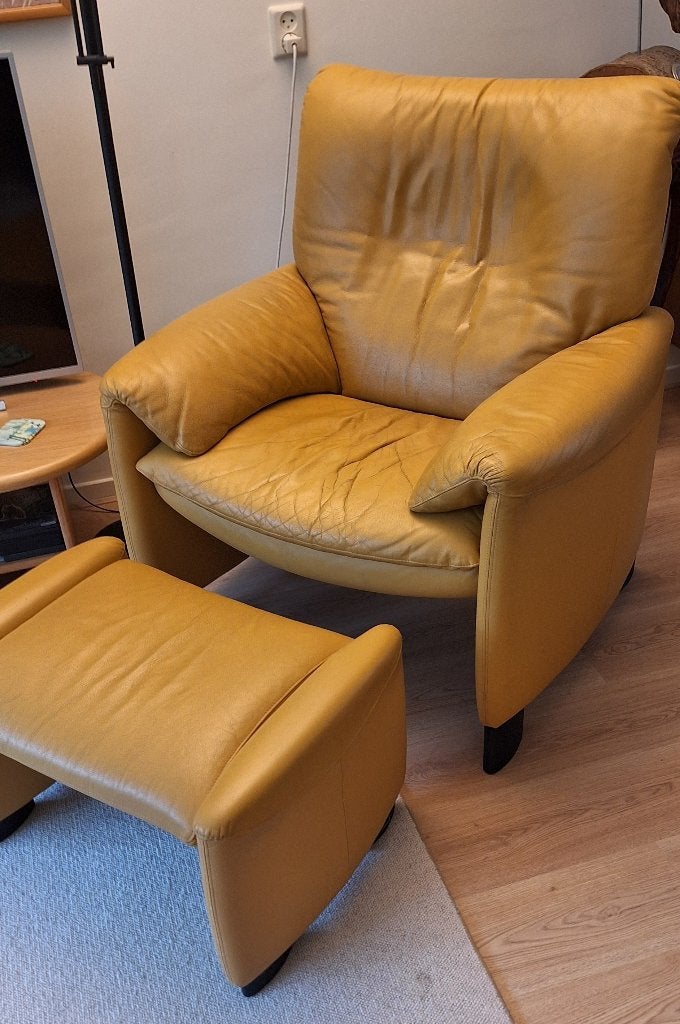 Leolux Ronchamp 975 Fauteuil met Poef - Wapiti Saffron Leer, Huis en Inrichting, Ophalen, Gebruikt, Minder dan 75 cm, Leer