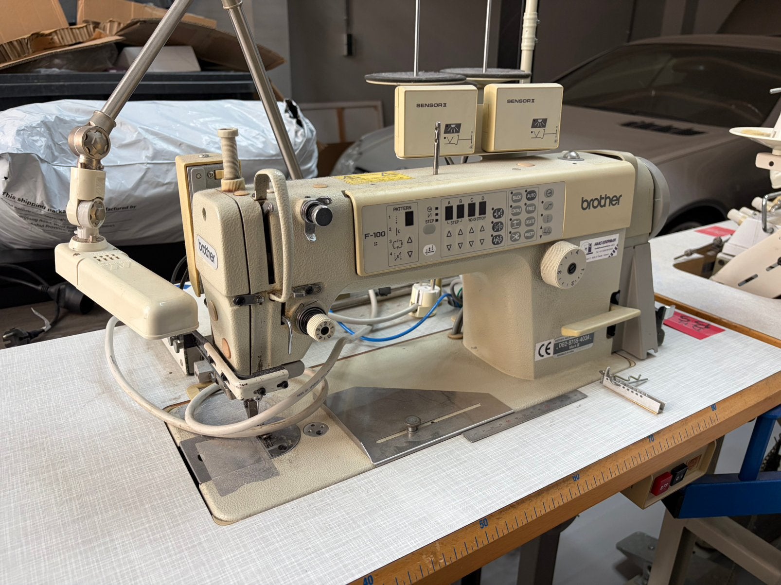 Brother F-100 naaimachine met tafel, Ophalen, Zo goed als nieuw, Naaimachine, Brother