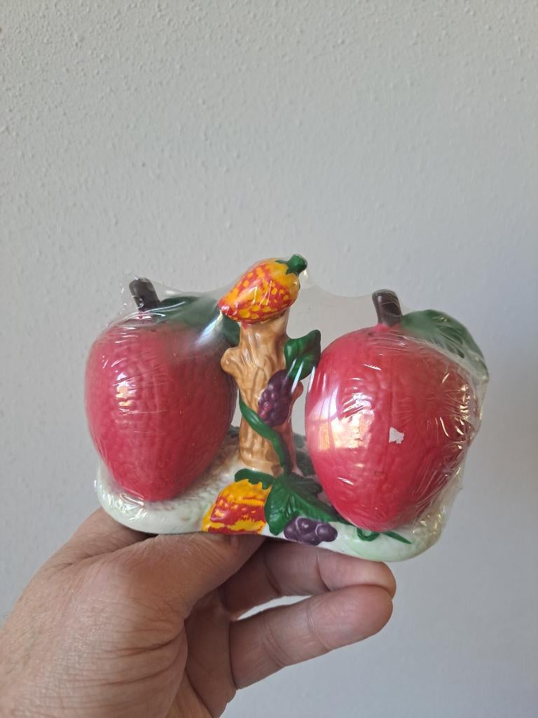 Aardbeien, Peper en zoutstel, porselein 14x6x9cm, Verzamelen, Ophalen of Verzenden, Nieuw, Porselein, Overige typen