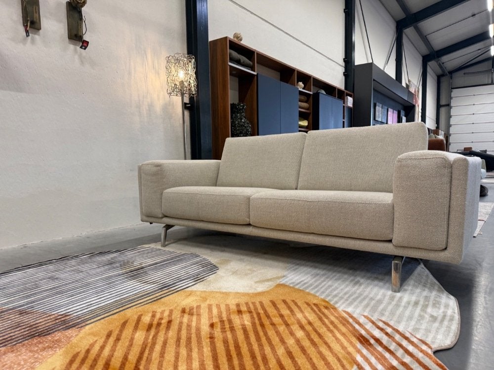 Nieuwstaat Leolux Bellice Bank Monza Stof off white 213, Leolux, Info@leolux.nl, Driepersoons, Ophalen of Verzenden