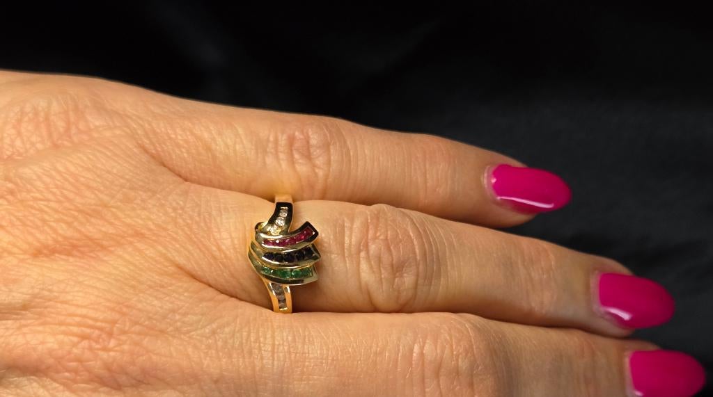 Gouden Vintage ring met edelstenen en diamant. 2026/147.