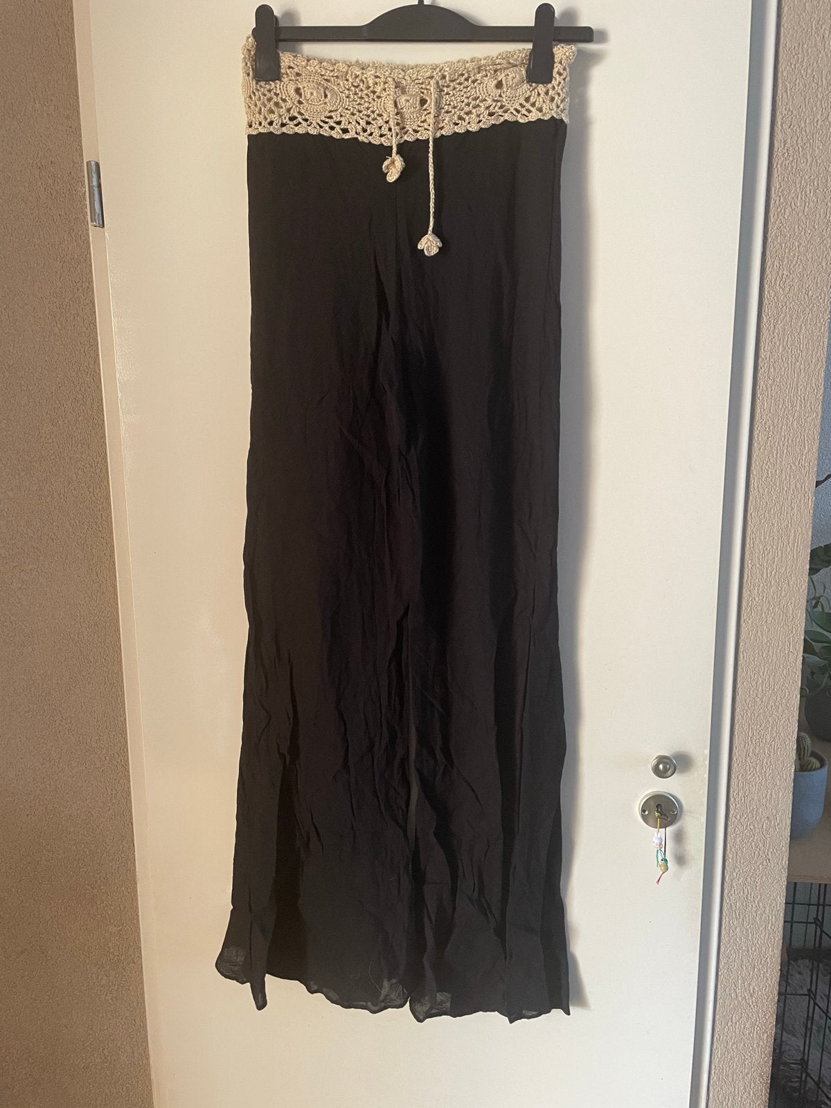 Zwarte Ibiza broek met gehaakte bovenkant - Nice crochet Ini, Ophalen of Verzenden, Maat 36 (S), Zwart, Lang