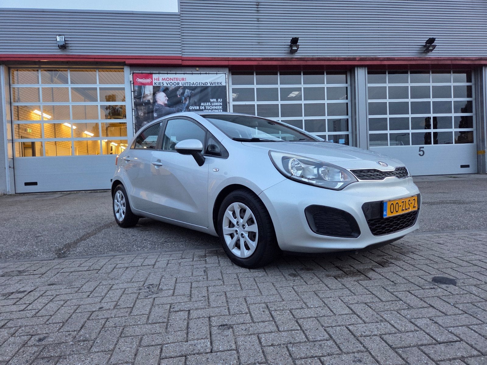 Kia Rio 1.2 I 5DRS 2013 Grijs, airco, zeer nette staat NAP, Auto's, Kia, Euro 5, 40 €/maand, Zwart, 4 cilinders
