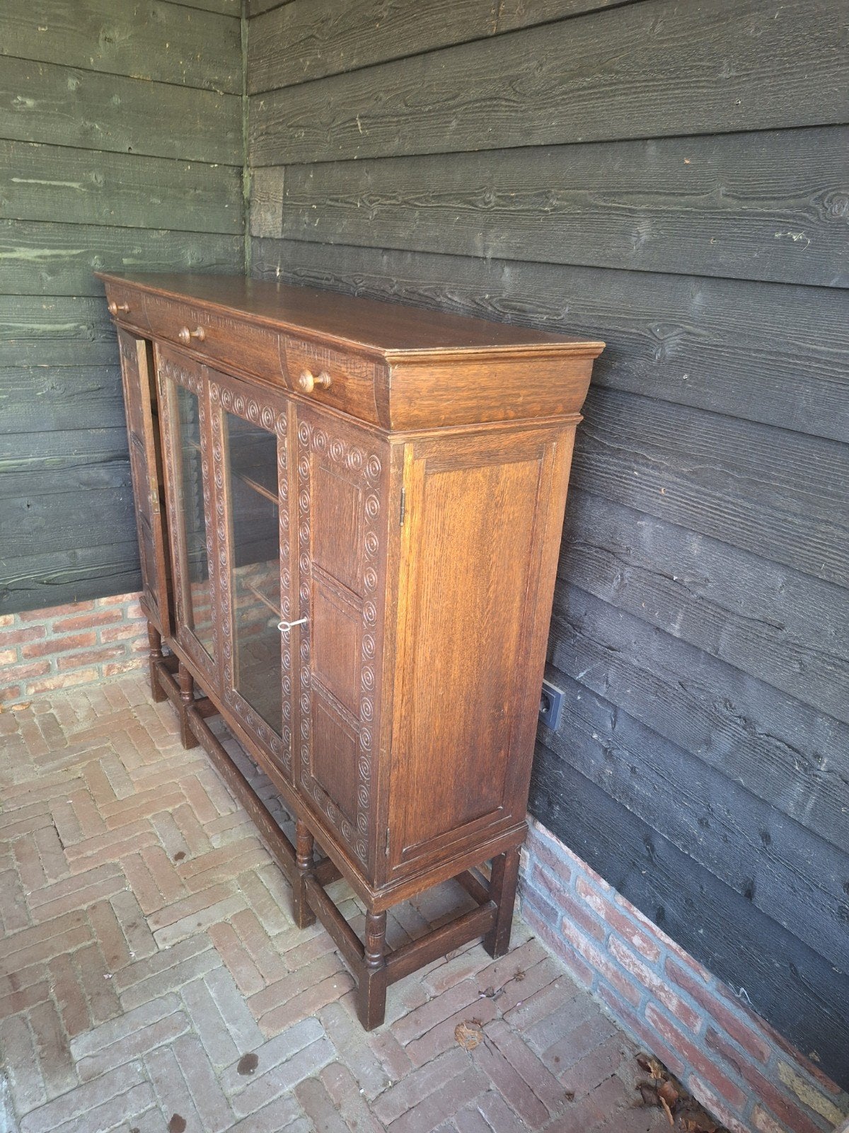 Antieke eiken kast met origineel glas en houtsnijwerk, Ophalen