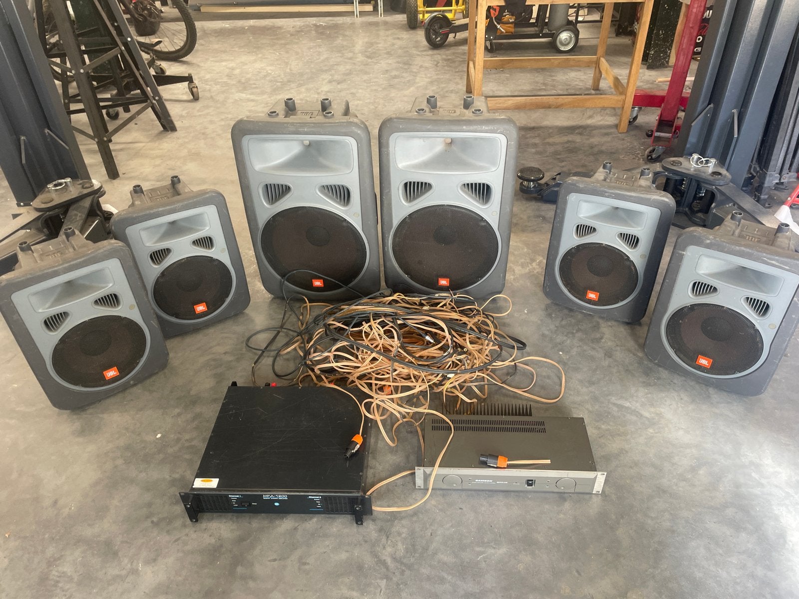JBL EON15 en EON10 speakerset met versterkers en kabels, Gebruikt, JBL, Speakerset, Geschikt voor surround/home cinema