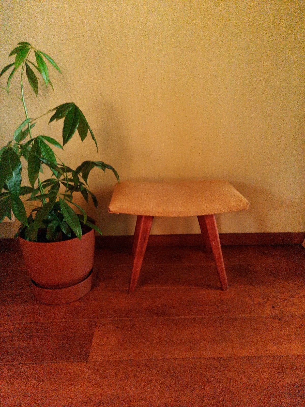 Vintage voetenbankje / krukje met houten poten, Huis en Inrichting, Krukjes, Ophalen of Verzenden, Gebruikt, Hout