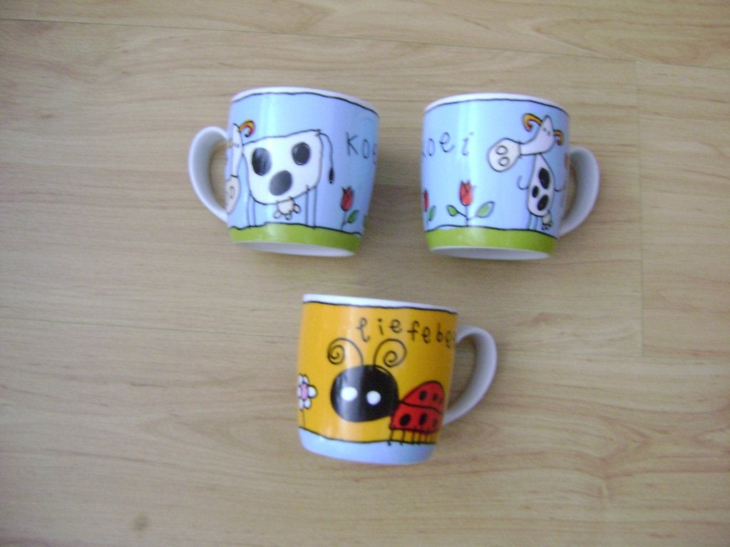 3x Douwe Egberts DE Babette Harms mok Koei en Liefebees, Huis en Inrichting, Keuken | Servies, Zo goed als nieuw, Overige stijlen