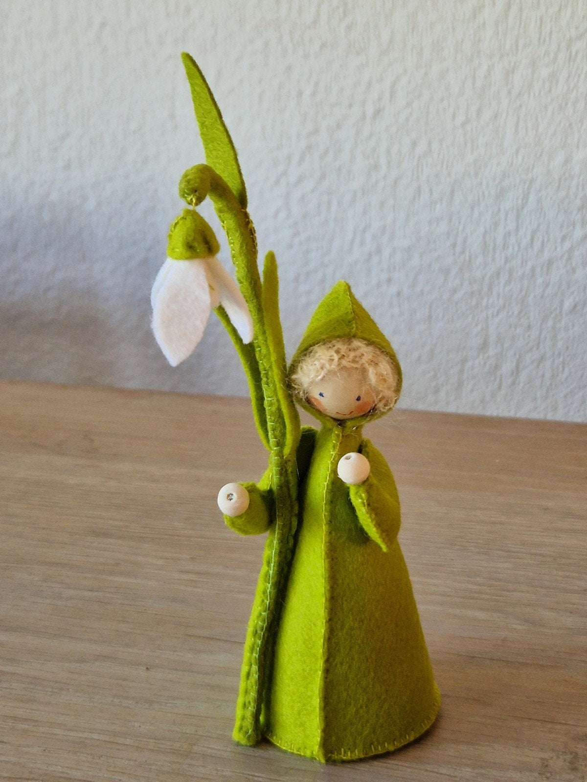 Voor de seizoenstafel, bloemenkindje sneeuwklokje, wolvilt, Hobby en Vrije tijd, Vilt, Ophalen of Verzenden, Nieuw, Figuurtje(s)