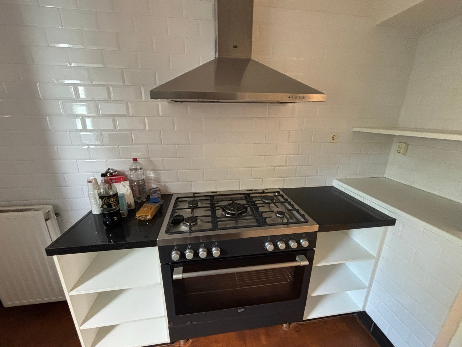 Goed werkende keuken met oven en afzuigkap, Huis en Inrichting, Ophalen, Gebruikt, Wit, Graniet of Steen