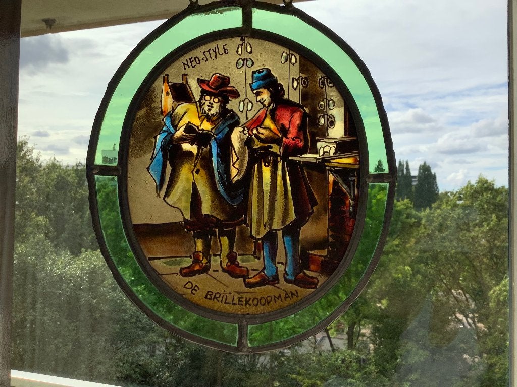 "De Brillenkoopman" vintage glas in lood raamhanger, Ophalen