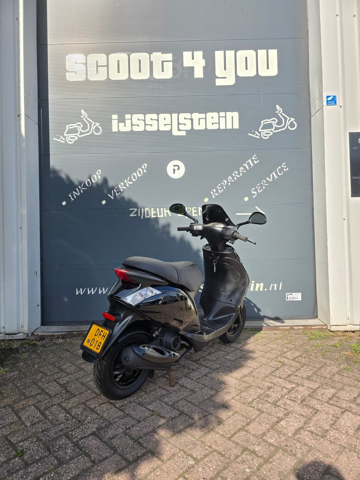 PIAGGIO ZIP 4T 2V BLACK ON BLACK FULL OPTION GARANTIE!, Fietsen en Brommers, Scooters | Piaggio, Ophalen, Zo goed als nieuw, Benzine