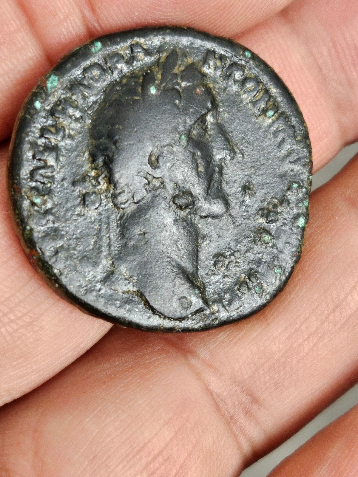 Oude grote Romeinse munt met keizerlijk portret, Ophalen of Verzenden