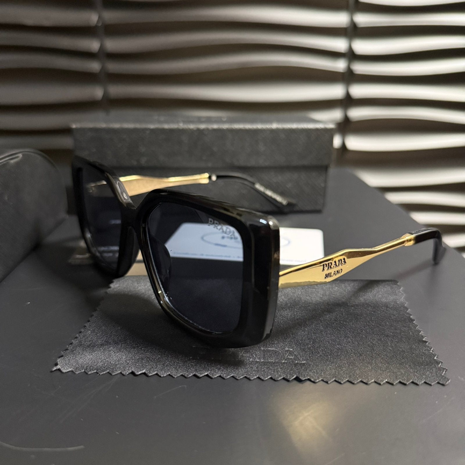 Prada zonnebril, Ophalen of Verzenden, Nieuw, Zwart, Prada