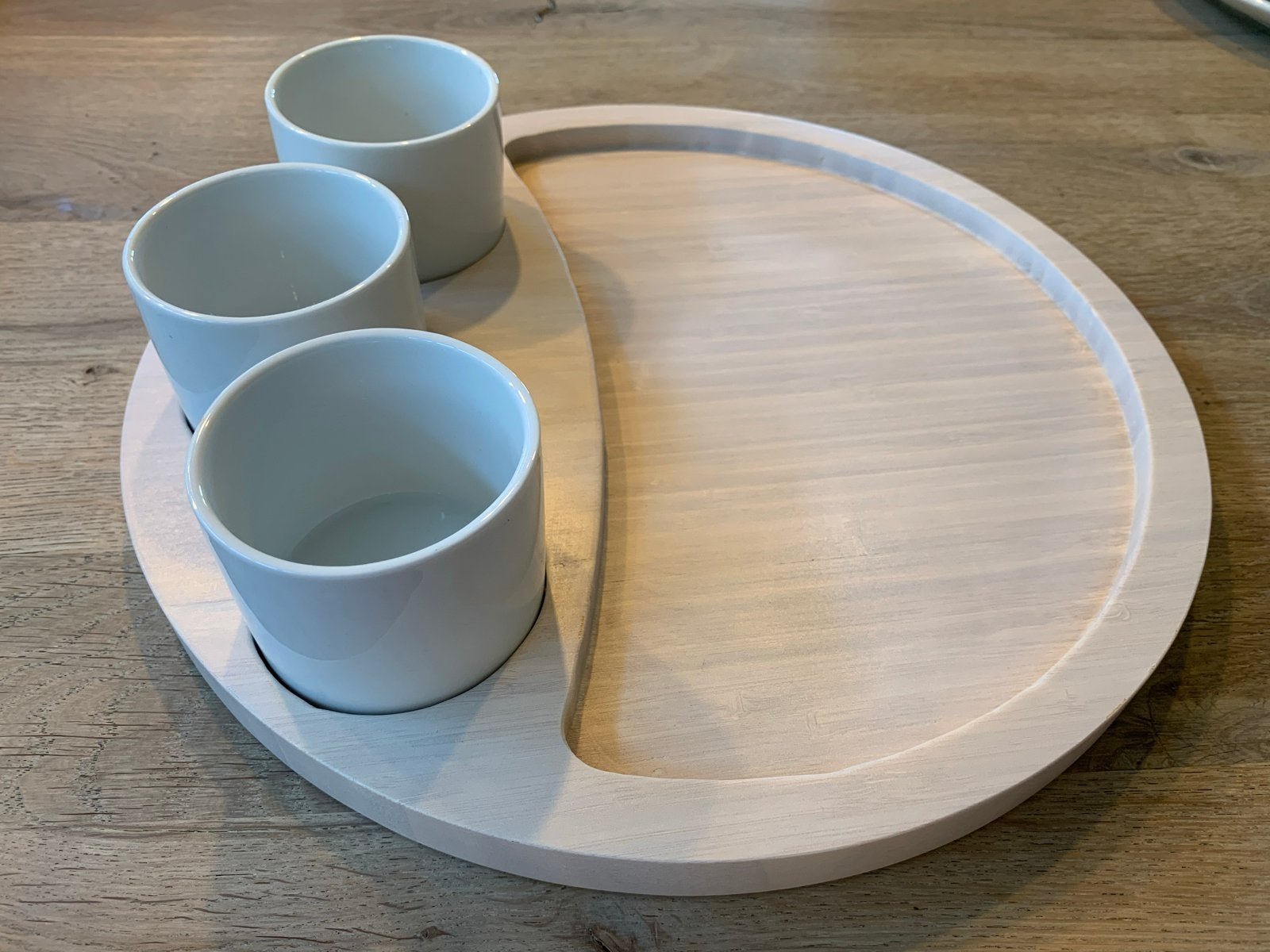Houten serveerplank met 3 porseleinen schaaltjes, Gebruikt, Serveerplank, Met opstaande rand, Rond