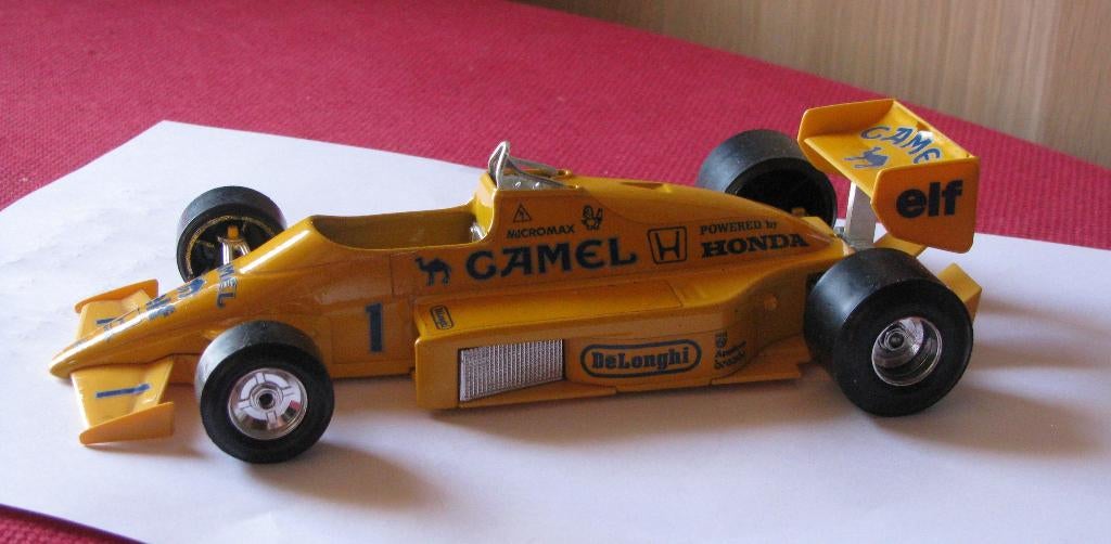 Lotus race auto. { camel }  Merk : Burago. Schaal 1 : 24, Ophalen of Verzenden, Zo goed als nieuw