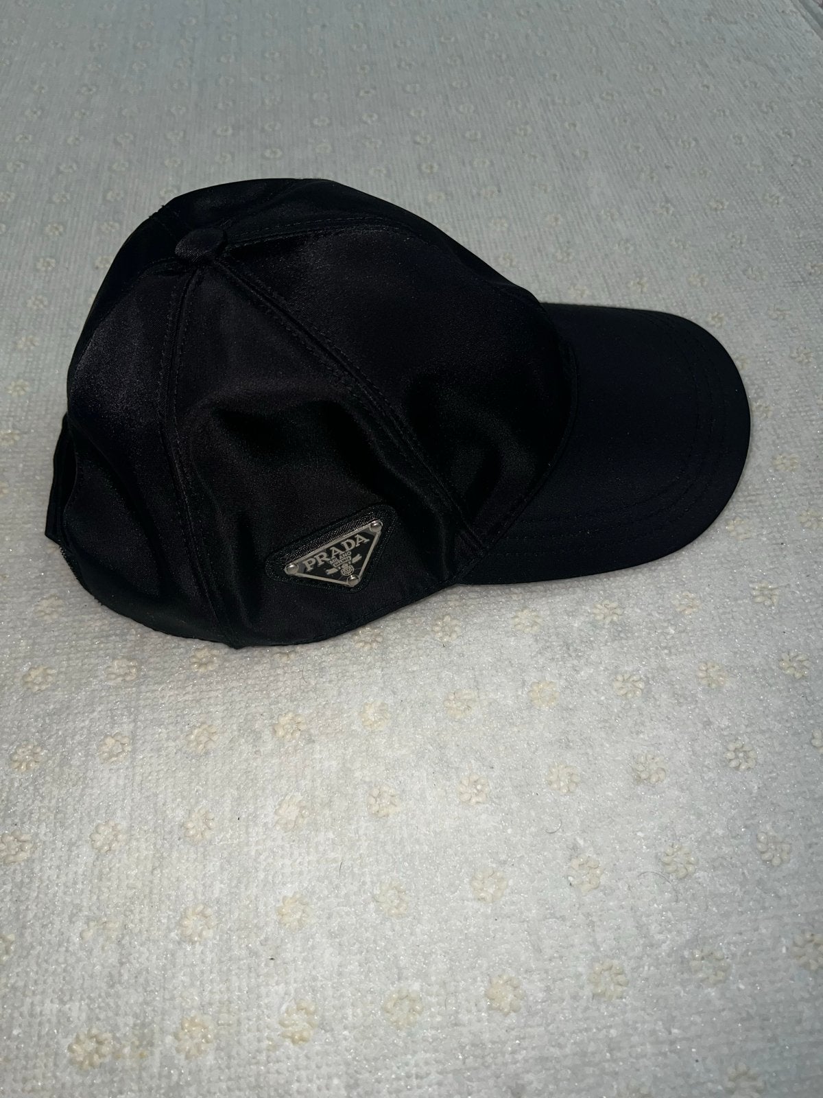 Prada Zwarte Pet met Logo - Zo goed als nieuw, Kleding | Dames, Ophalen of Verzenden, Zo goed als nieuw, One size fits all, Pet