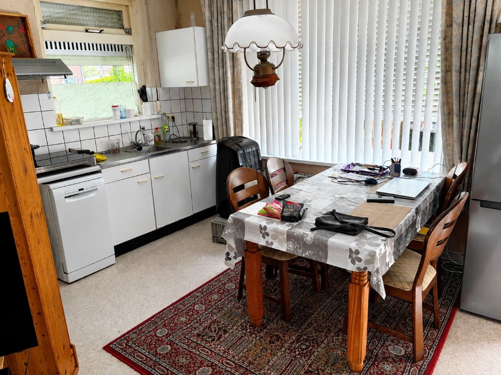 Eettafel en stoelen, Ophalen, Gebruikt, Vier personen, Grenenhout