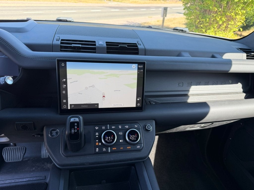 Foto 13 van Land Rover Defender P300e 300pk Phev AWD Aut 2025 Zwart