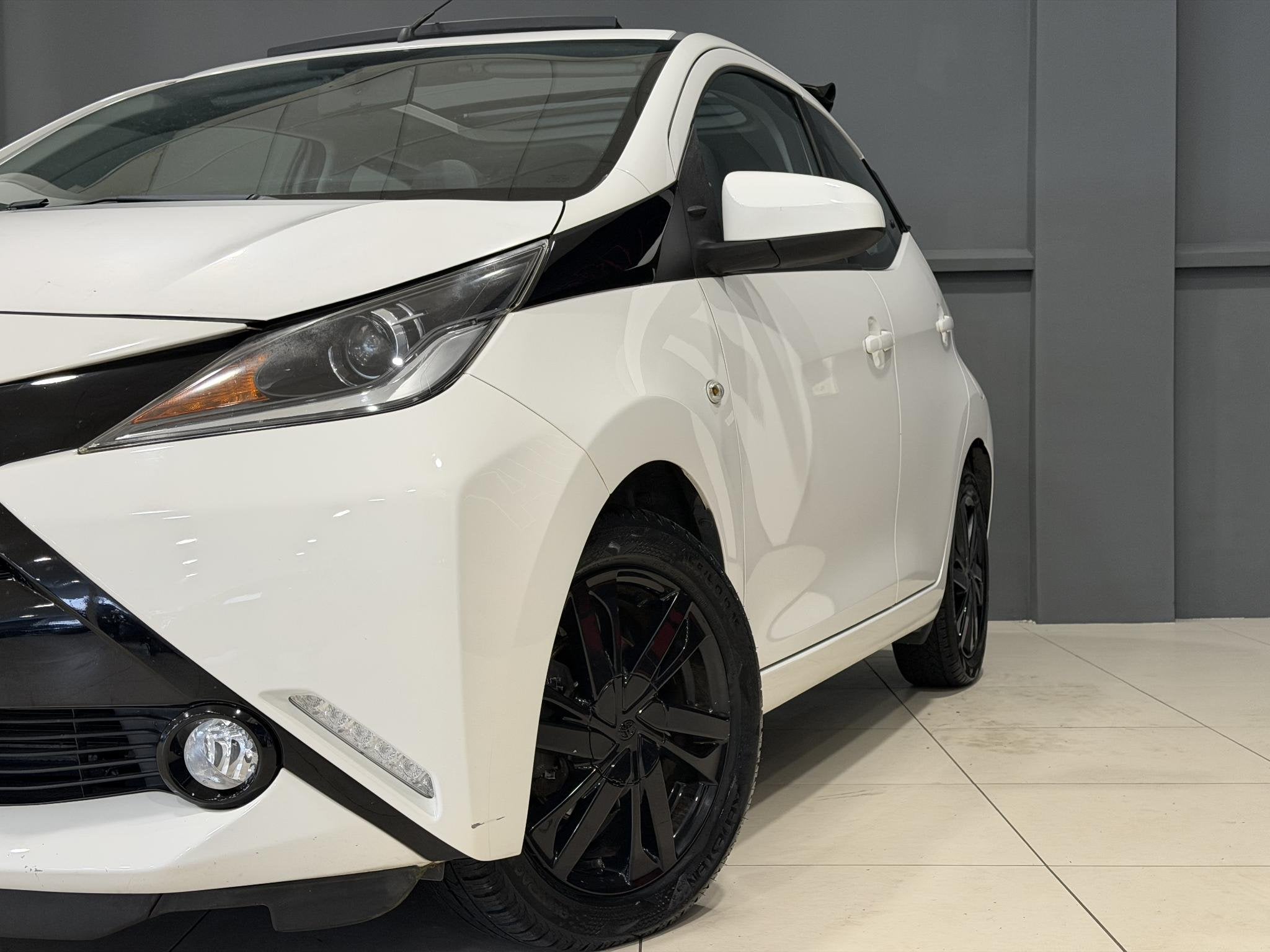 Toyota Aygo 1.0 VVT-i x-wave | Vouwdak | Lichtmetalen velgen, Auto's, Toyota, Voorwielaandrijving, Stof, Gebruikt, Euro 6