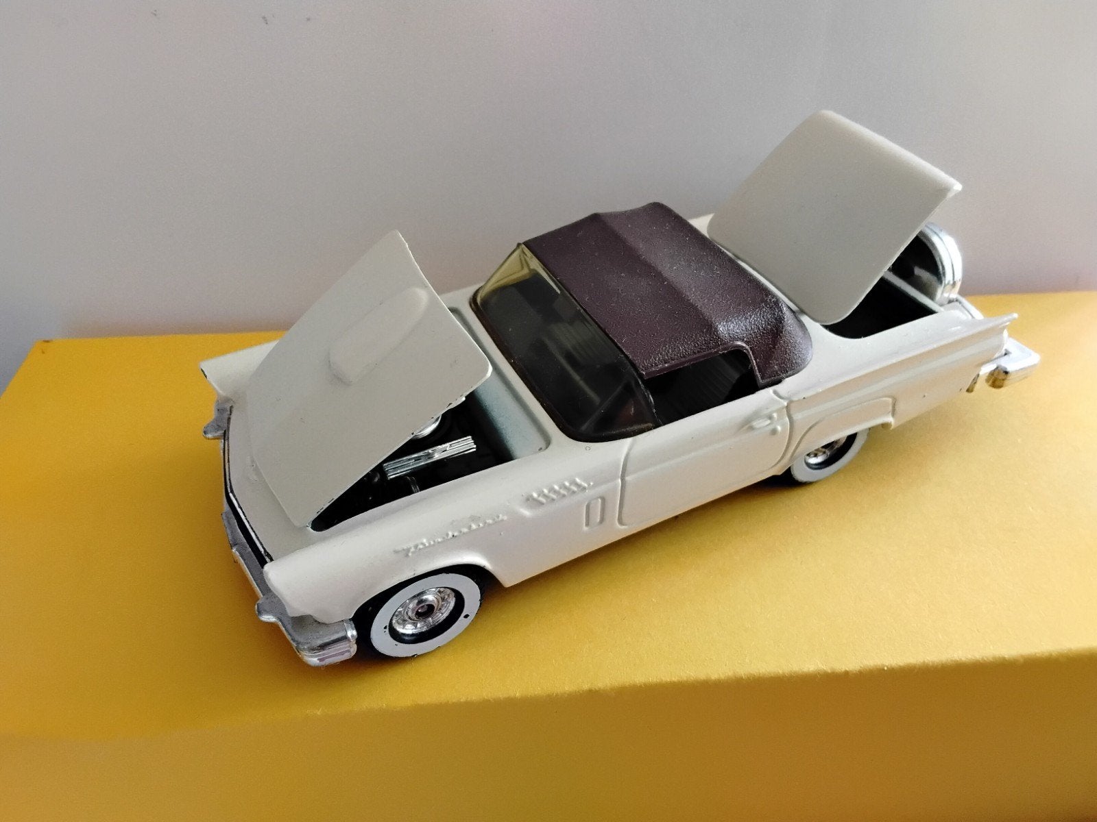 CORGI    FORD  THUNDERBIRD  CREMË, Ophalen of Verzenden