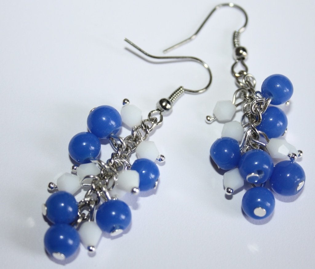 Oorbellen met een trosje kralen in blauw en wit, Ophalen of Verzenden, Nieuw, Blauw, Overige materialen