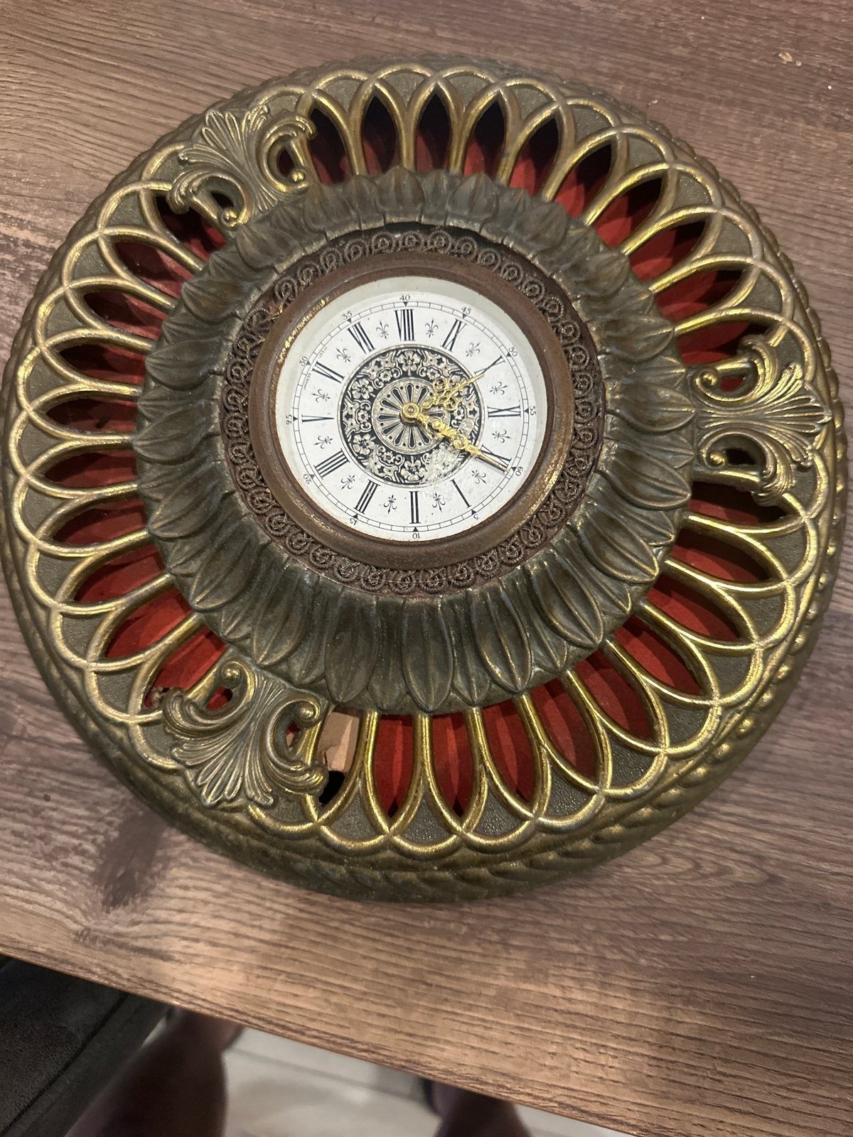 Antieke decoratieve wandklok, messing met rood fluweel, Ophalen of Verzenden