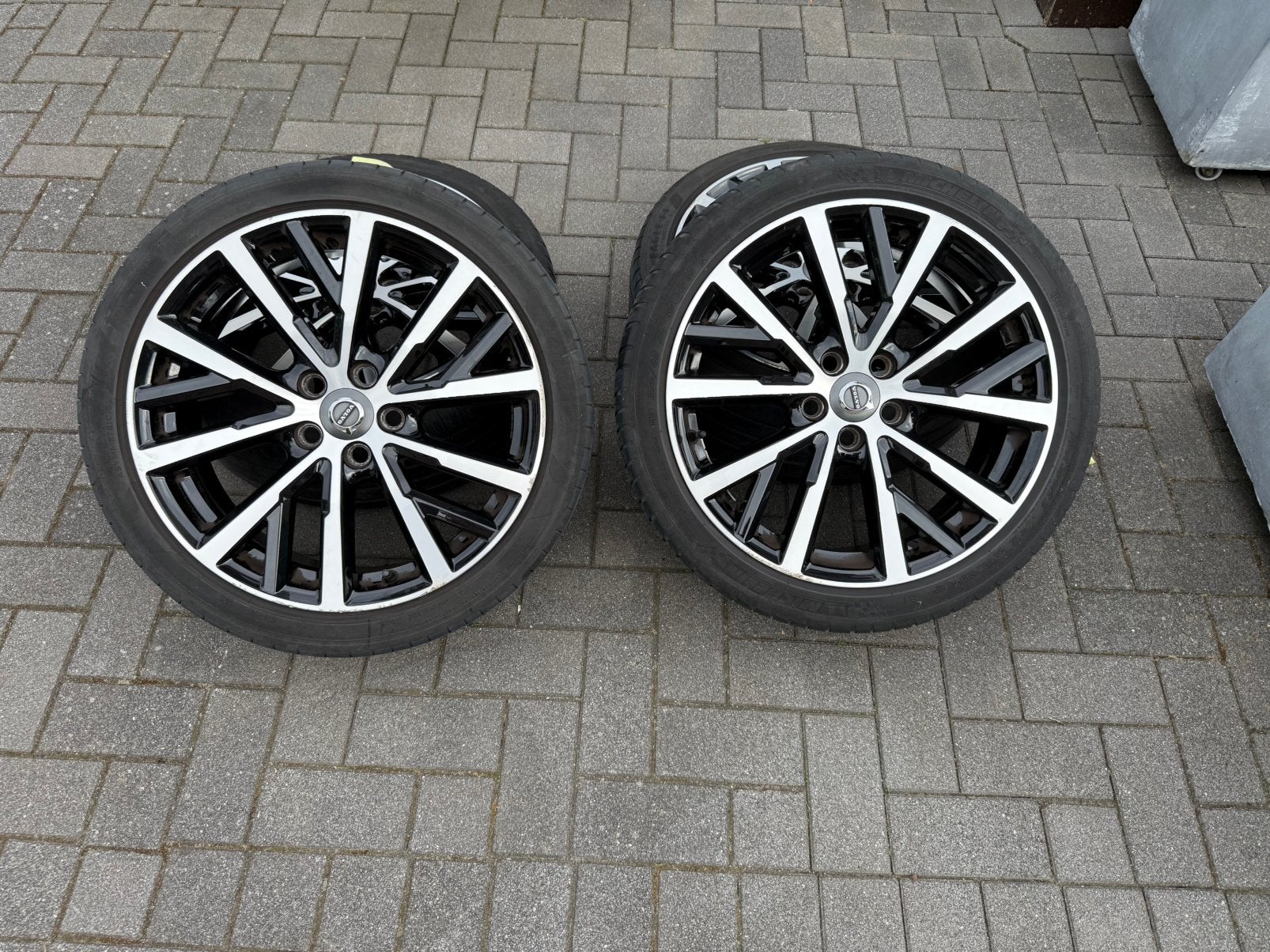 Volvo V40 18 inch velgen 225/40 banden aan vervanging toe, Ophalen, Gebruikt, Volvo