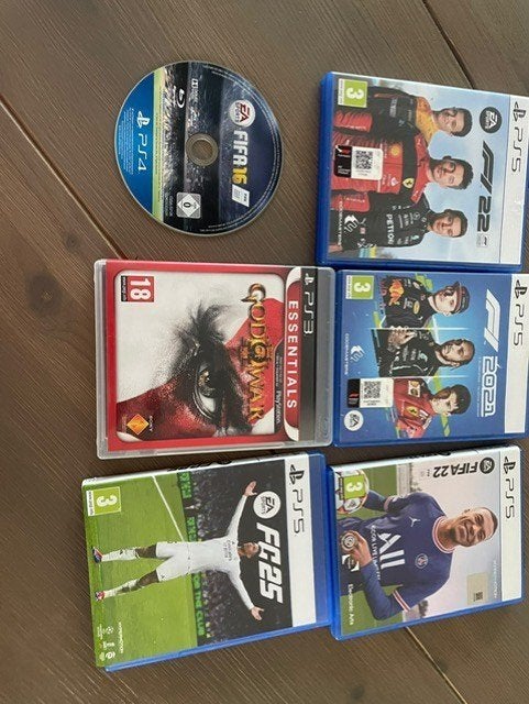 6 PS5/PS4/PS3 games (o.a. FIFA, F1, God of War), Gebruikt, Ophalen of Verzenden, Eén computer, Sport