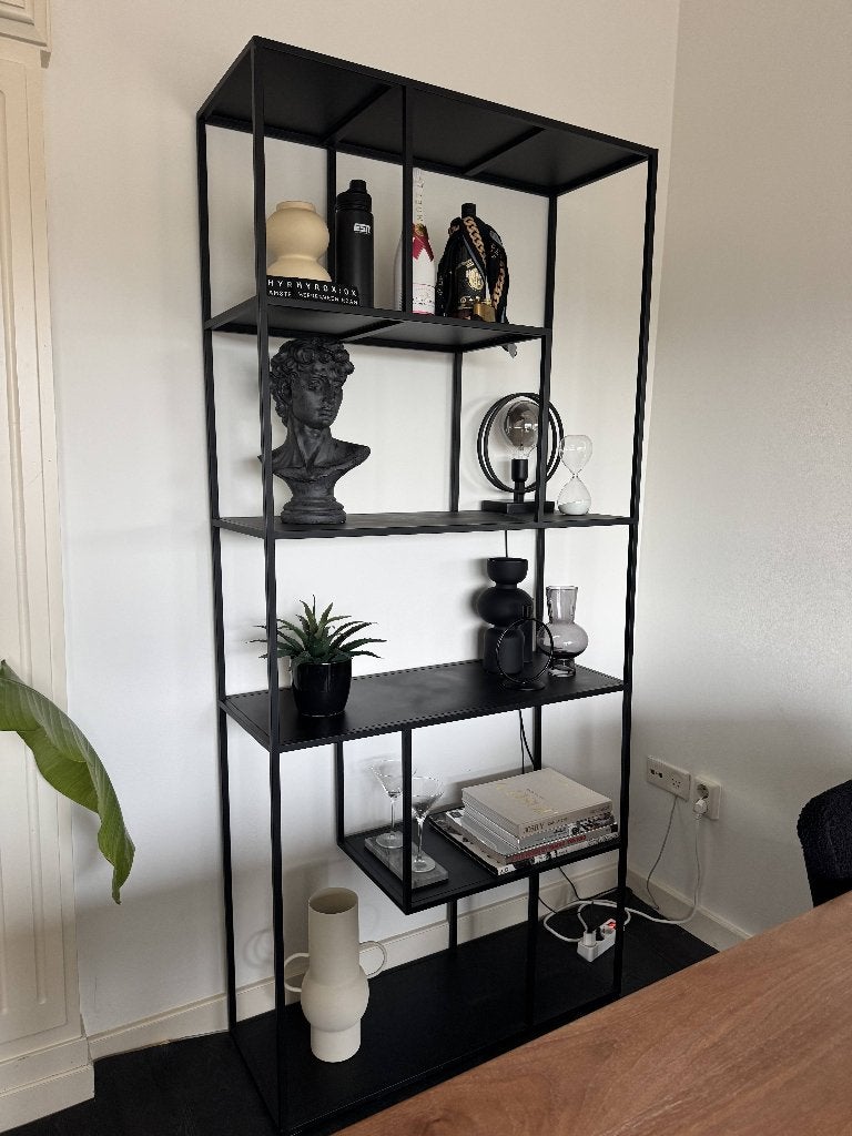 Zwarte metalen vitrinekast / vakkenkast 2m hoog, Ophalen, Zo goed als nieuw