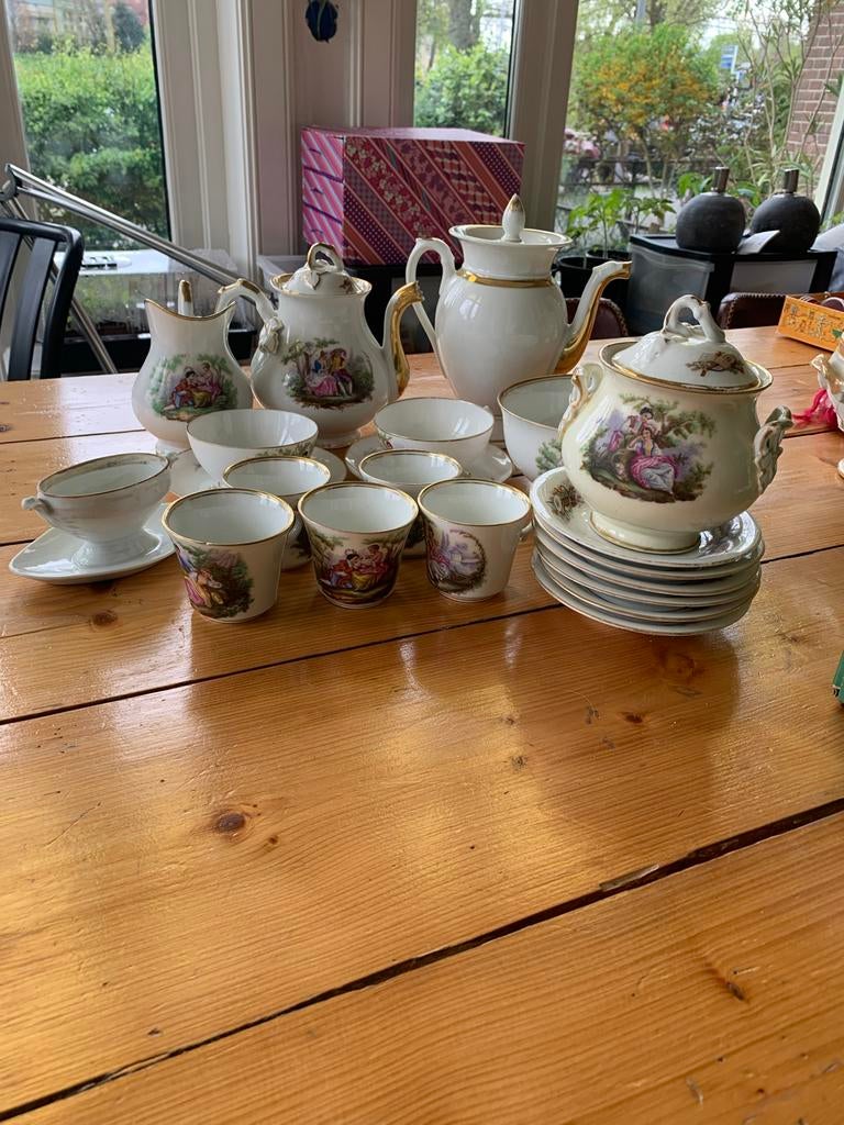 Porseleinen servies met romantische decoratie, Ophalen of Verzenden
